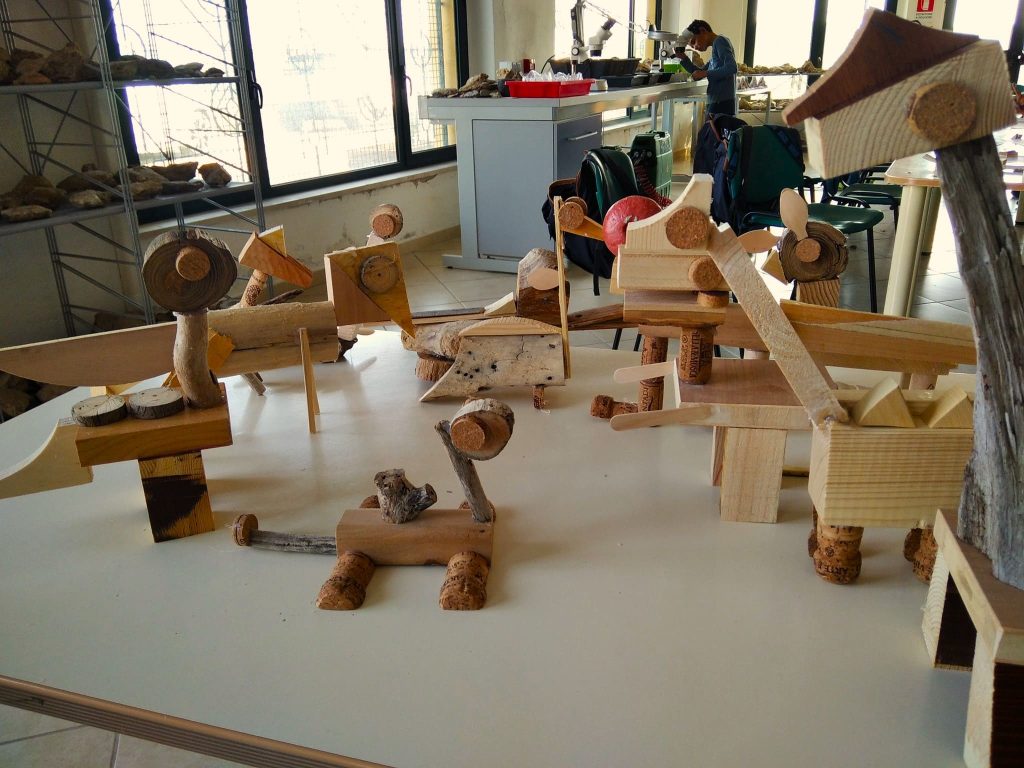 Esperienza Demonstration of the design and creation of wooden animals