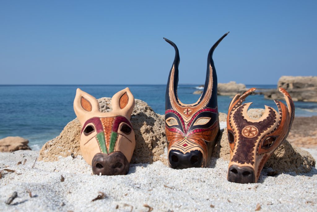 Immagina per Maschere in Cuoio: viaggio nei miti della Sardegna e del Mediterraneo